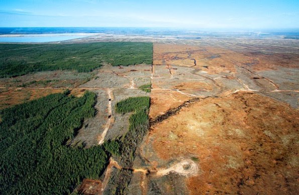 Canada, Alberta, estrazione a cielo aperto di sabbie bituminose (da franamara-divertissement.blogspot.com)