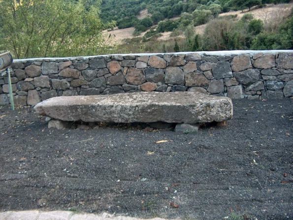 Aidomaggiore, il menhir "trasformato" in panchina