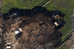 Canada, Alberta, estrazione a cielo aperto di sabbie bituminose (da mazzetta.wordpress.com)