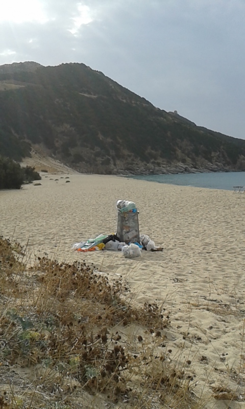Sìnnai, spiaggia di Solànas,  rifiuti (11 ottobre 2014)
