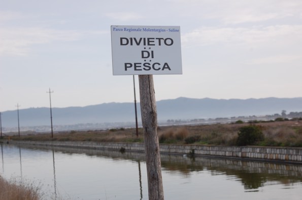 Cagliari, canale Molentargius, cartello "divieto di pesca"