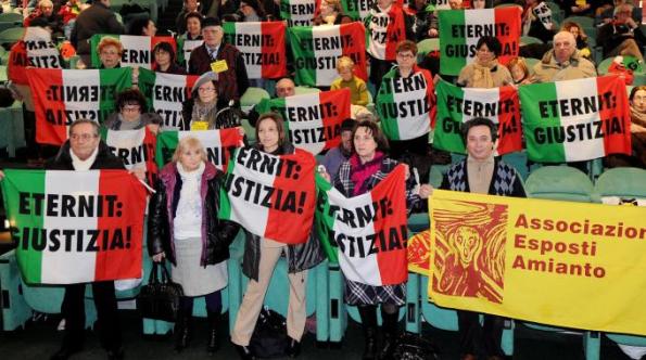 manifestazione dei familiari delle vittime dell'inquinamento da eternit