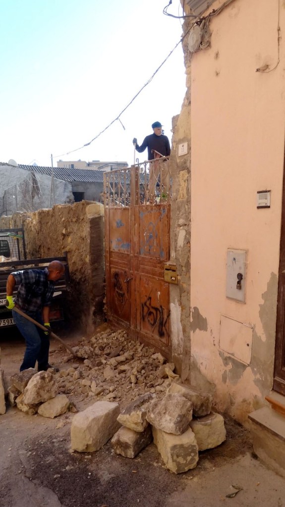 Cagliari, arco Via San Lucifero (durante la demolizione, 16 dicembre 2014)