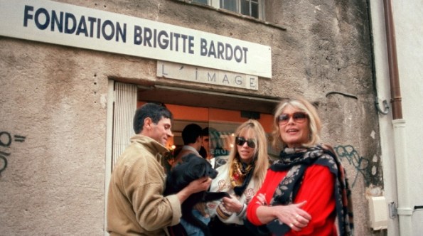 Parigi, Brigitte Bardot davanti alla sede della sua Fondazione