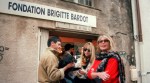 Parigi, Brigitte Bardot davanti alla sede della sua Fondazione