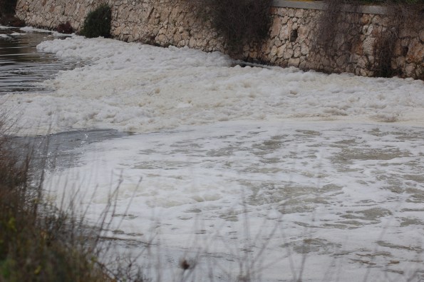 Molentargius, Idrovora del Rollone, schiuma (22 febbraio 2015)