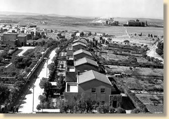 Carbonia, Via Roma e Via Napoli con le alberature storiche (foto anni '50 del secolo scorso)