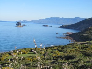 Tresnuraghes, Corona Niedda e, sullo sfondo, Capo Marrargiu (foto Benthos)