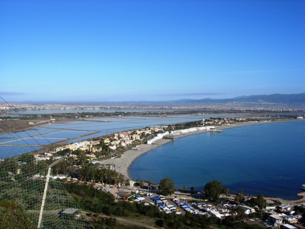 Cagliari, la spiaggia del Poetto vista dalla Sella del Diavolo