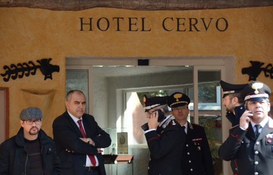 Arzachena, Costa Smeralda, il procuratore Fiordalisi e Carabinieri all'ingresso dell'Hotel Cervo (29 maggio 2015, foto La Nuova Sardegna)