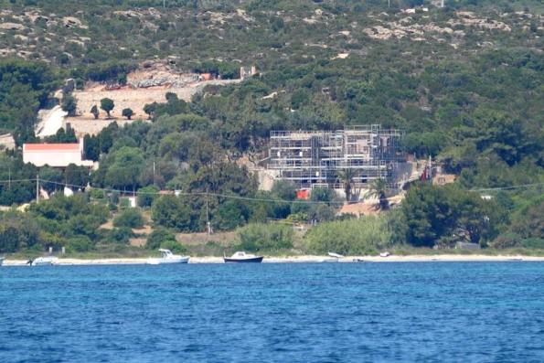 Carloforte, Taccarossa, cantiere edilizio sul mare (giugno 2015)