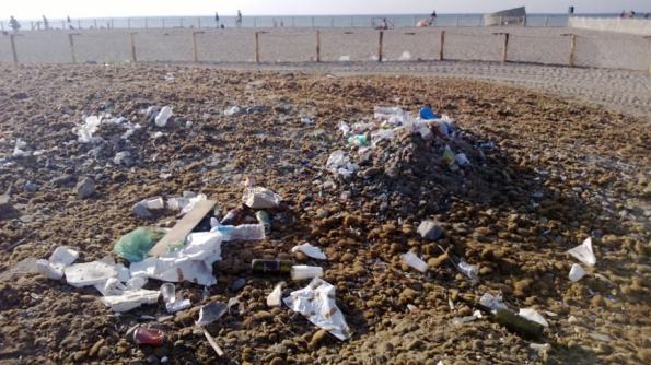 Cagliari, Poetto, accumulo di Posidonia e rifiuti