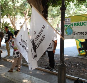 Cagliari, sit in contro il progetto Saras dei indagini energetiche ad Arborea (1 luglio 2015)