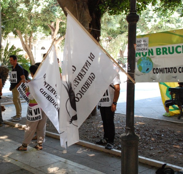 Cagliari, sit in contro il progetto Saras dei indagini energetiche ad Arborea (1 luglio 2015)