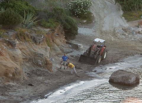 Villasimius, Porto Luna, ruspa in spiaggia (27 luglio 2015)
