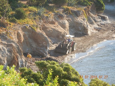 Villasimius, Porto Luna, ruspa in spiaggia (27 luglio 2015)