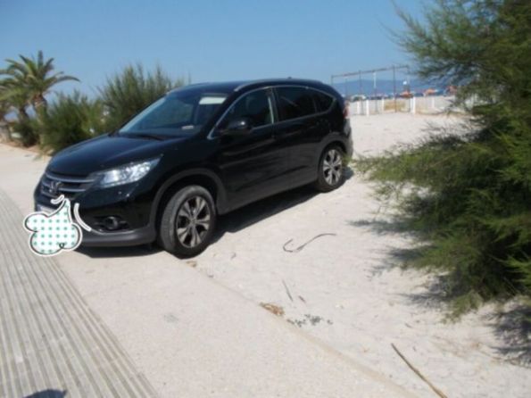 Cagliari, Poetto, automobile parcheggiata sulla sabbia 
