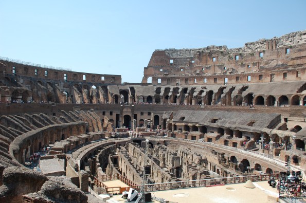 Colosseo, interno. Immaginiamo per un solo momento che cosa vorrebbe dire per noi italiani perderlo...