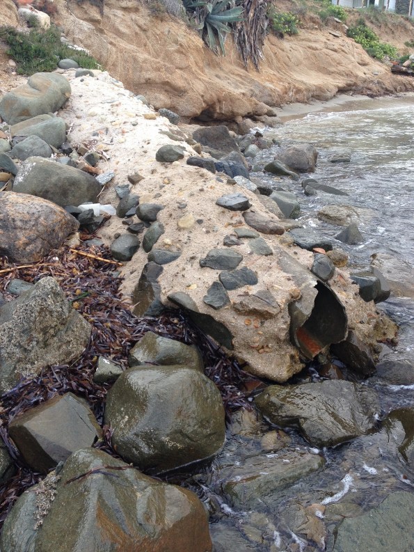 Villasimius, Capo Boi, scarico a mare (agosto 2015)