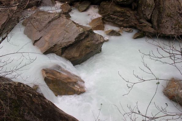 Alpi Apuane, marmettola in un corso d'acqua