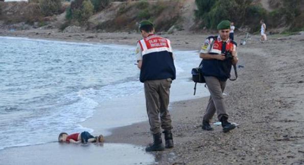 Bodrum (Turchia), Aylan, bambino in fuga dalla guerra annegato