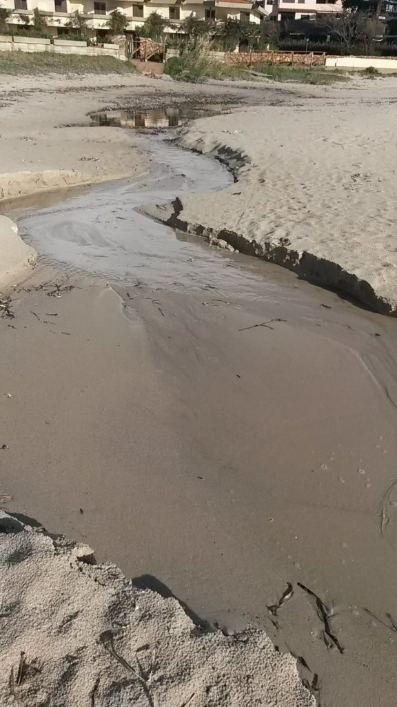 Golfo Aranci, Terza spiaggia, scarico di natura ignota (agosto 2015)