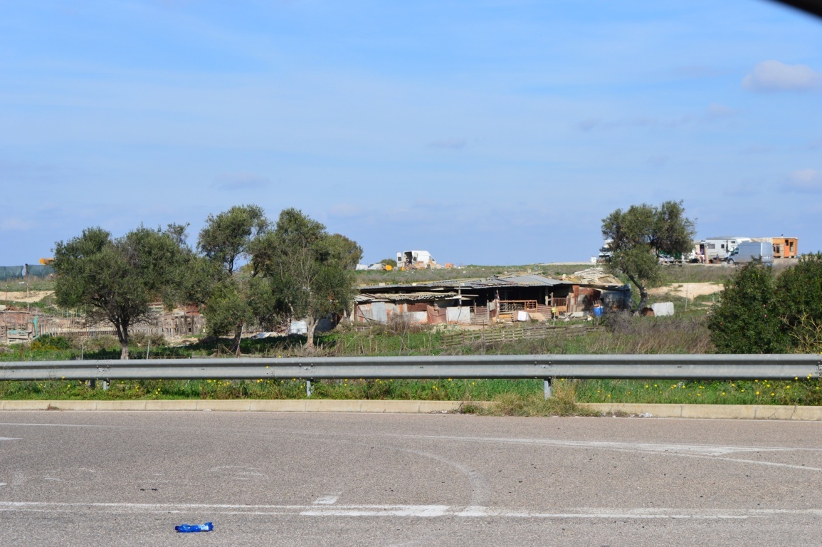 Cagliari, campo nomadi abusivo, scarico di rifiuti da un furgone (15 novembre 2015)