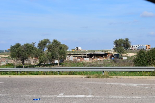 Cagliari, campo nomadi abusivo, scarico di rifiuti da un furgone (15 novembre 2015)