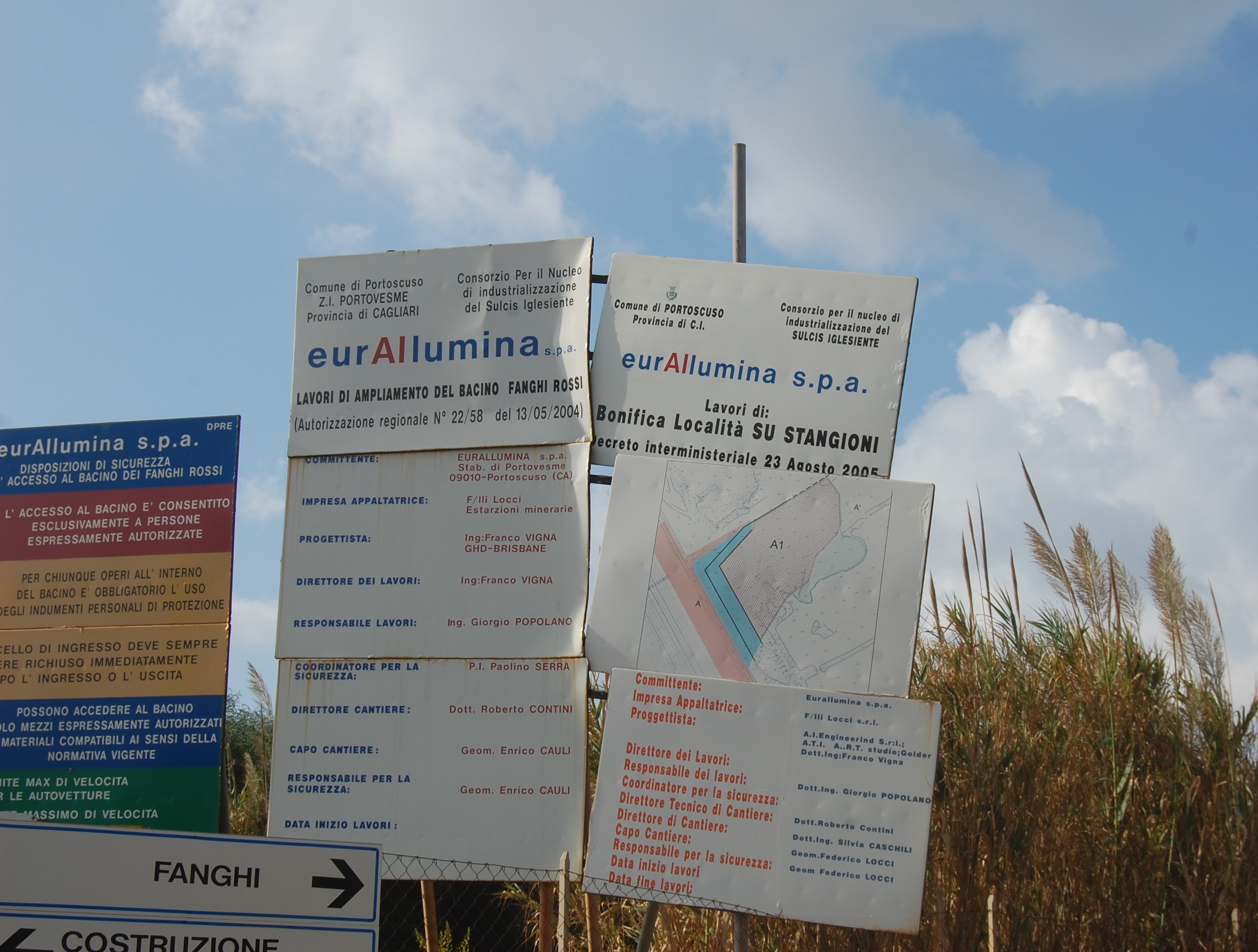 Portoscuso, zona industriale di Portovesme, cartelli bonifica bacino "fanghi rossi"