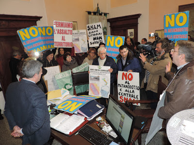 Sulmona, i cittadini occupano l'ufficio del sindaco (28 dicembre 2015)