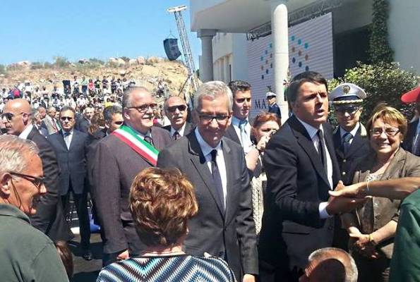 Olbia, il Presidente del Consiglio Matteo Renzi e il Presidente della Regione autonoma della Sardegna Francesco Pigliaru inaugurano il cantiere del Mater Olbia (28 maggio 2015, foto Tiscali Notizie)