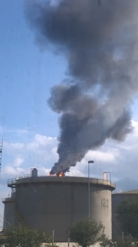 Sarroch, impianti Gruppo Saras s.p.a., fumo nero (23 dicembre 2015)