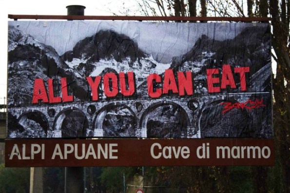 Autostrada A 11, presso Carrara, cartellone di Bansky