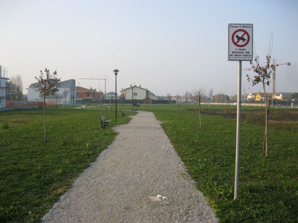 Mestrino, parco comunale con cartello di divieto di accesso per i Cani