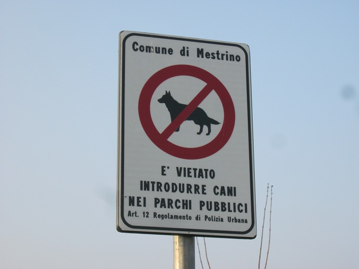 Cane Con Cartello Di Divieto E Sacchetto Per Escrementi Fotografia