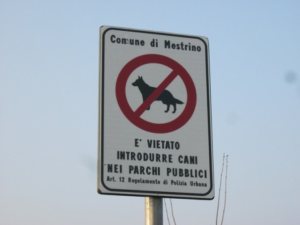 Mestrino, cartello di divieto di accesso nei parchi per i Cani