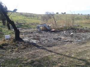 Selargius, loc. Sa Muxiurida, discarica abusiva e resti di rogo di rifiuti