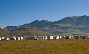 Norcia, Piani di Castelluccio, camper (da www.civetta.tv)