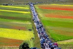 Norcia, Piani di Castelluccio, traffico veicolare (foto Luca&nbsp;Giorni)