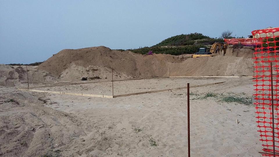 Badesi, cantiere edile sulle dune (aprile 2016)