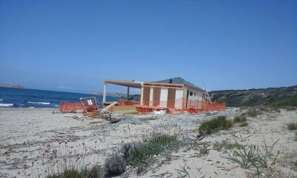 Trinità d'Agultu, spiaggia di Li Feruli, chiosco in corso di realizzazione