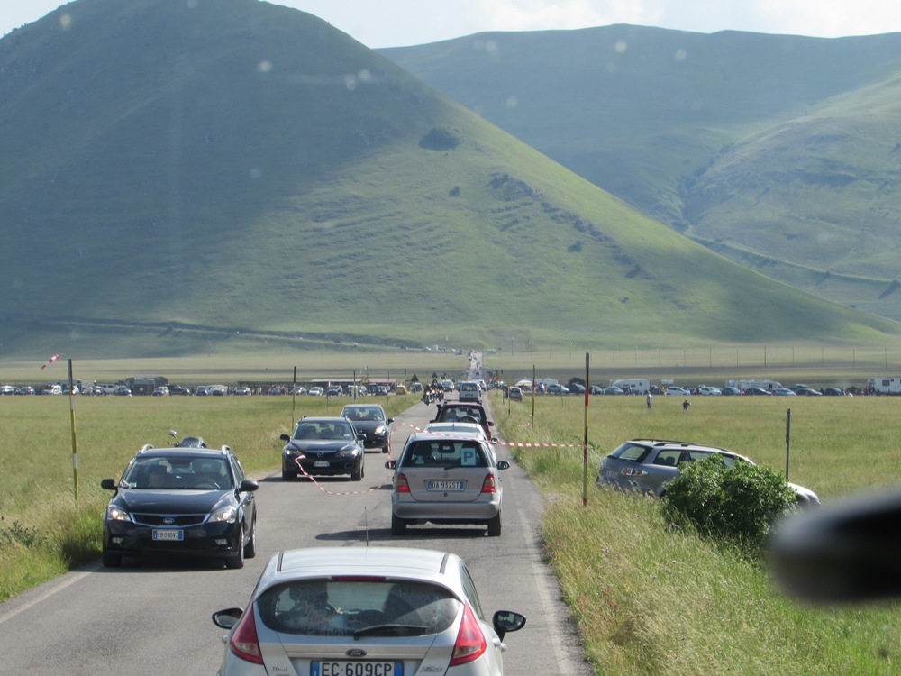 Norcia, Piani di Castelluccio, traffico e sosta veicoli (26 giugno 2016)