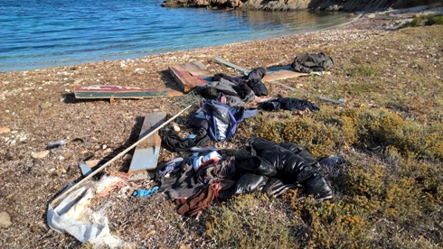 Sardegna, costa sud, abbigliamento e resti di imbarcazione (25 giugno 2016)