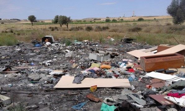 Selargius, località Sa Muxiurida, discarica abusiva