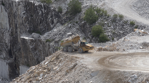 Alpi Apuane, Cava Vittoria, scarico detriti (luglio 2016)