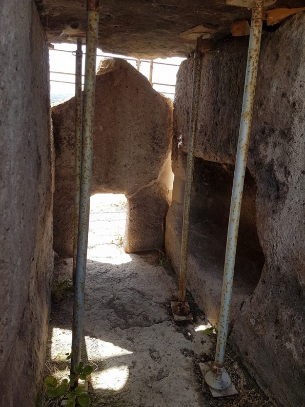 Mores, Dolmen S'Accoveccada, cantiere di restauro