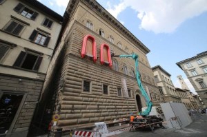 Firenze, Palazzo Strozzi con i "gommoni" di Ai Weiwei