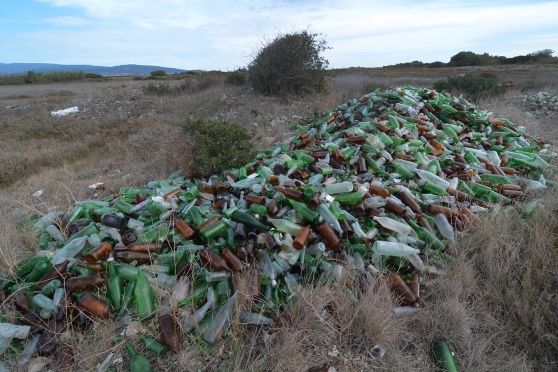 San Vero Milis, Salina Manna - Is Benas, discarica abusiva di bottiglie (foto La Nuova Sardegna)