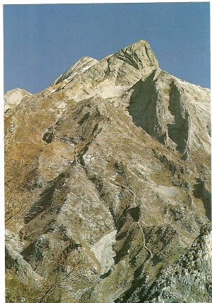 Alpi Apuane, Massa, Padulello, notare la Via di Lizza del Padulello, manufatto storico