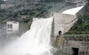 acqua gettata in mare dal bacino del Liscia (foto L'Unione Sarda)